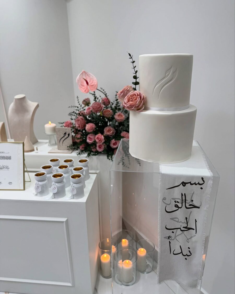 Wedding cake styling